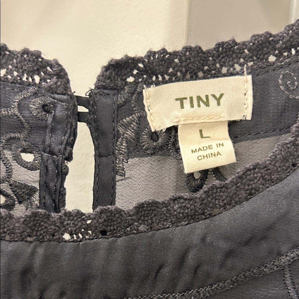 Tiny X Anthropologie Women's
Embroidered Eyelet Lace Trim
Sleeveless top size L - Picture 3 of 5